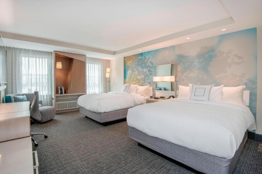 Queen Room with Two Queen Beds and Adapted Tub - Mobility Accessible interior